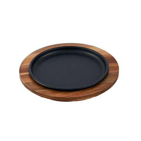 Plato de 20 cm Victoria sobre base de madera, visto en ángulo