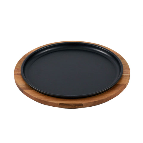 Plato de 26 cm Victoria sobre base redonda de madera, vista inclinada