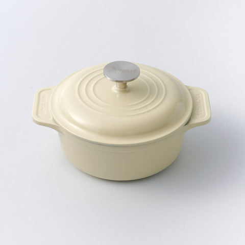 Olla de batería Sable White Victoria cerrada con tapa y perilla metálica