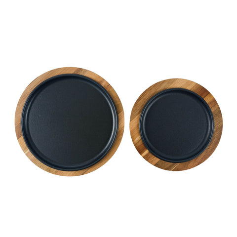 Dos platos Victoria de diferente tamaño montados sobre bases de madera