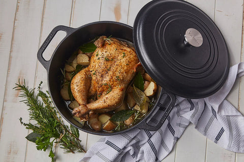 Olla holandesa Victoria de 5.7 L con pollo entero dorado y verduras