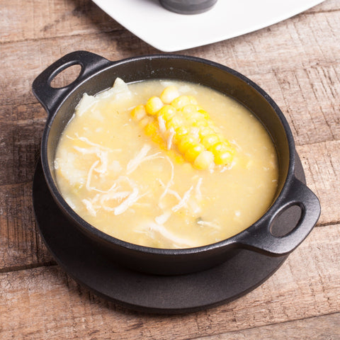 Cazuela de 14 cm Victoria con sopa cremosa, elote y queso rallado