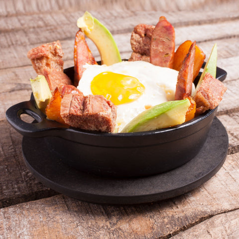 Cazuela de 16 cm Victoria con huevo estrellado, aguacate y chicharrón, vista lateral