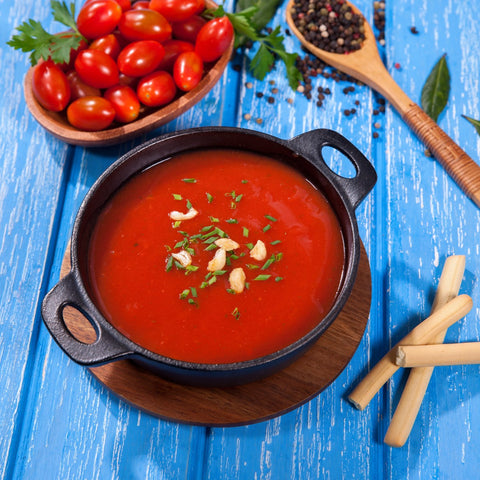 Cazuela de 16 cm Victoria con sopa roja, semillas y hierbas
