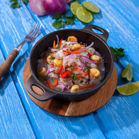 Cazuela de 14 cm Victoria con ceviche, cebolla morada y maíz