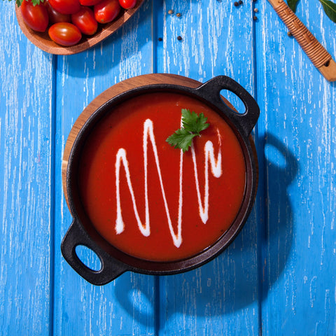 Cazuela de 14 cm Victoria con sopa roja decorada con crema y cilantro