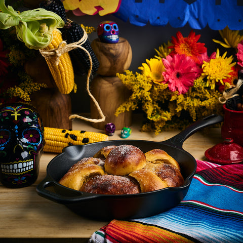 Sartén Victoria con pan de muerto en una mesa decorada