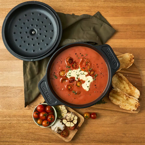 Olla holandesa Victoria de 1.9 L con sopa roja, crema y jitomates cherry