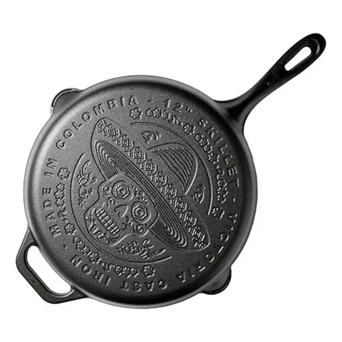 Base del sartén Calaca Victoria con calavera de sombrero e inscripción de 12 pulgadas