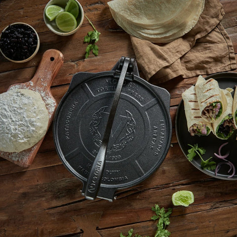 Tortilladora de 25 cm Victoria cerrada junto a tortillas, tacos y harina