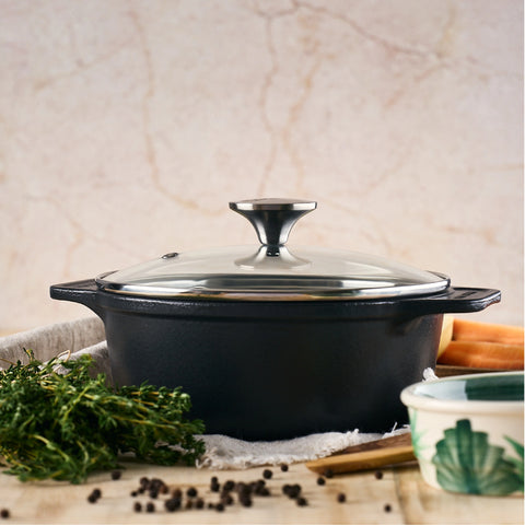 Olla de 1.9 L Victoria con tapa de vidrio, junto a hierbas y pimienta