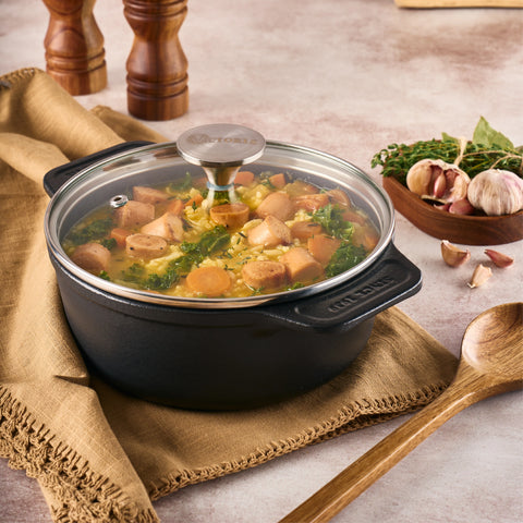 Olla de 1.9 L Victoria tapada con sopa de verduras y trozos de salchicha