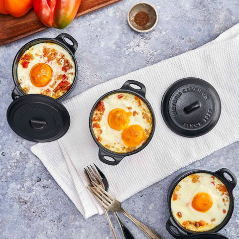 Tres mini ollas cocotte Victoria con huevos horneados y pimientos rojos