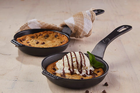 Mini sartenes Victoria con galletas horneadas, uno coronado con helado y chocolate