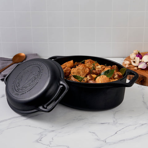 Olla ovalada Victoria con pollo guisado y tapa apoyada al costado