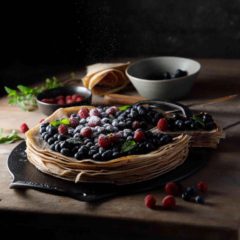 Plancha para pizza Victoria con capas de crepas, frutos rojos y azúcar espolvoreada