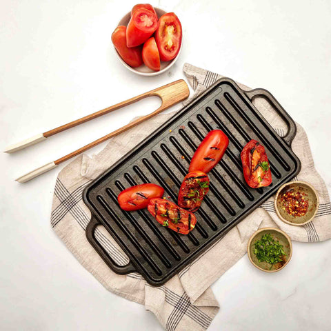Plancha reversible Victoria con jitomates asados sobre la superficie acanalada