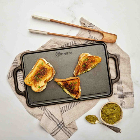 Plancha reversible Victoria con sándwiches tostados sobre su superficie lisa