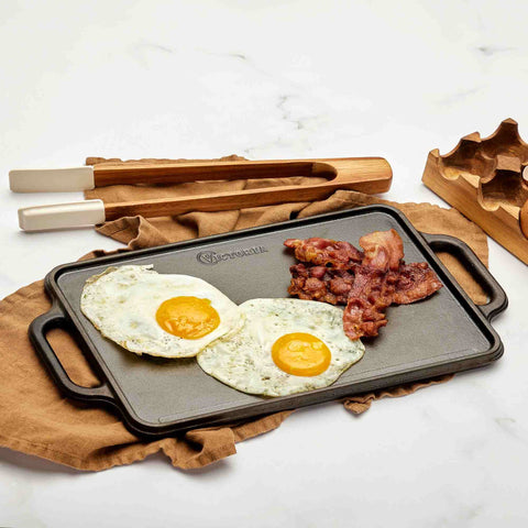 Plancha reversible Victoria con huevos estrellados y tocino, vista inclinada