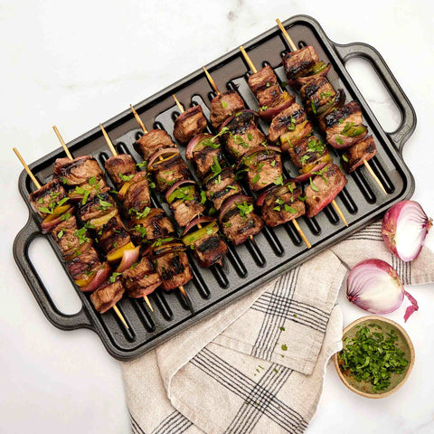 Plancha reversible Victoria con brochetas de carne y cebolla morada