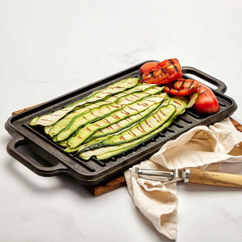 Plancha reversible Victoria con láminas de calabacita y pimientos asados
