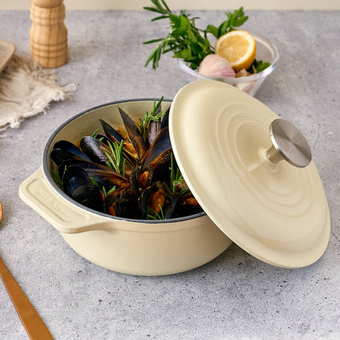 Olla Sable Victoria con mejillones y hierbas, con tapa apoyada a un lado