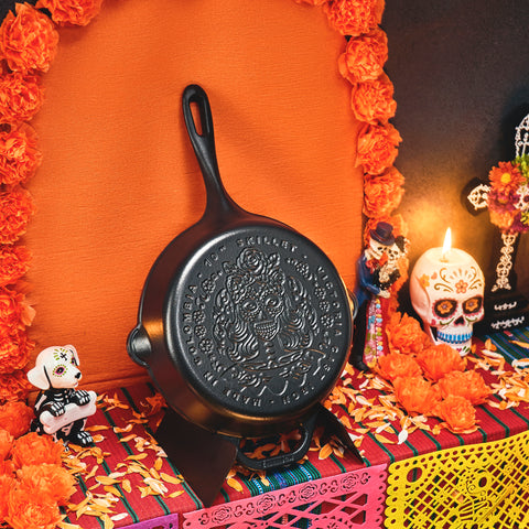 Sartén Catrina Victoria con calavera grabada en la base, sobre altar de Día de Muertos