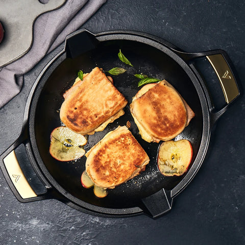 Paellera Soft Victoria con tres sándwiches dorados y rebanadas de manzana