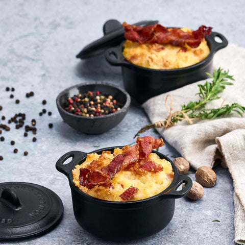 Mini ollas cocotte Victoria con preparación dorada cubierta de tiras de tocino
