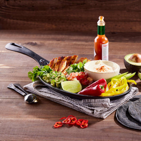 Sartén fajita Victoria con pollo, pimientos, guacamole y recipiente de crema