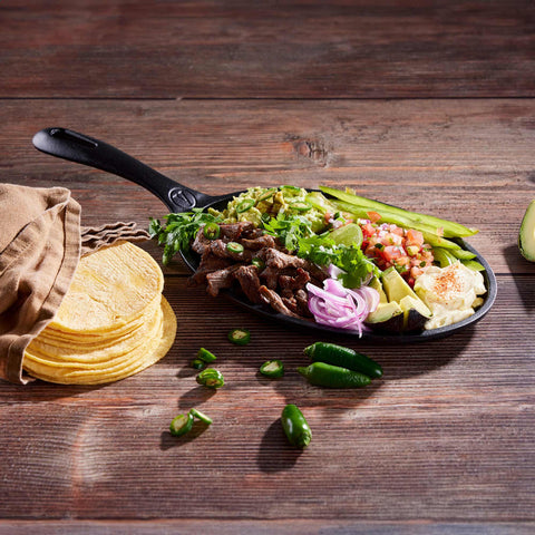 Sartén fajita Victoria con carne, aguacate y cebolla morada, junto a tortillas