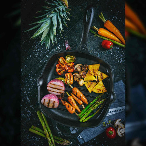 Sartén grill cuadrado Victoria con piña, cebolla, champiñones, zanahorias y espárragos