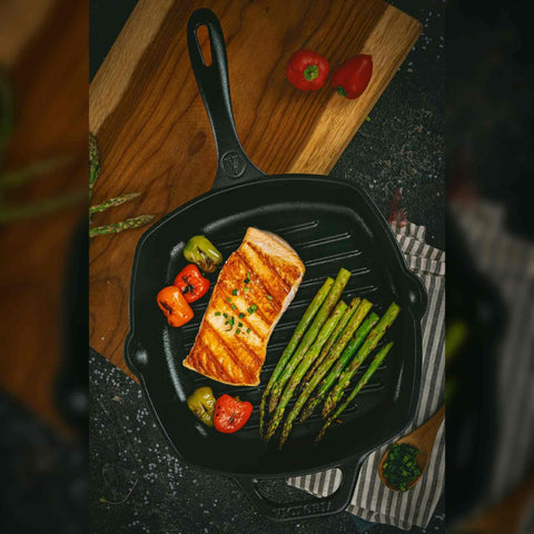 Sartén grill cuadrado Victoria con salmón dorado, espárragos y pimientos