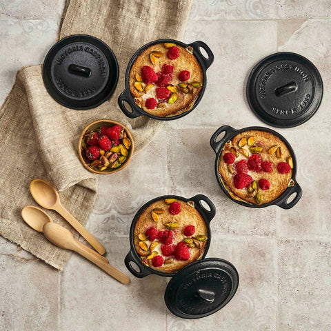 Tres mini ollas cocotte Victoria con postres dorados, frambuesas y pistaches
