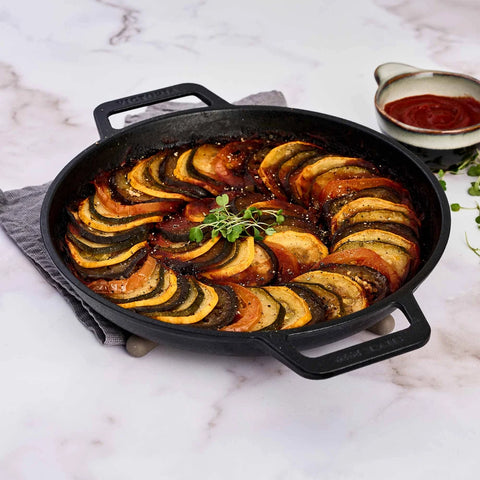 Sartén liso de doble asa Victoria con verduras rebanadas horneadas en círculo