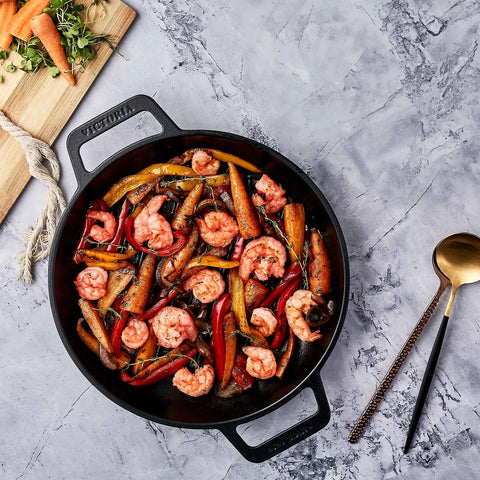 Sartén redondo de doble asa Victoria con camarones, zanahorias y pimientos