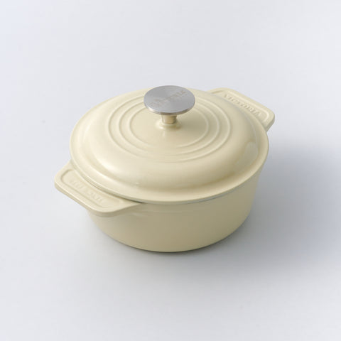 Olla Sable Victoria color crema con tapa y perilla metálica, vista inclinada