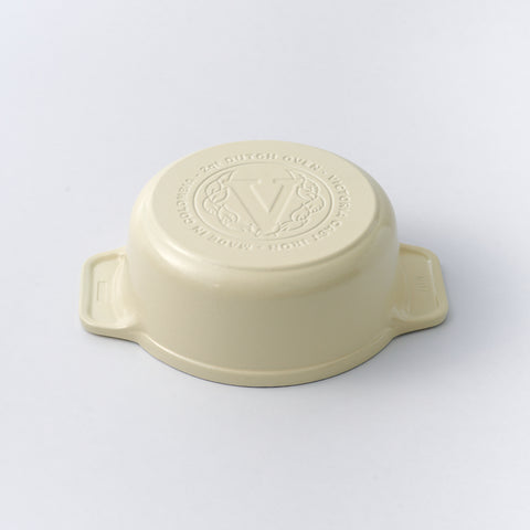Olla Sable Victoria boca abajo con emblema en relieve sobre base color crema