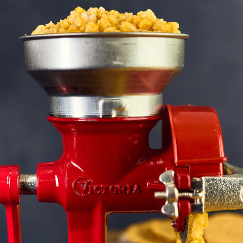 Molino manual de granos de hierro fundido rojo Victoria, en la cocina, foto 6