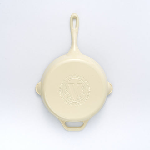Base color crema del sartén Sable Victoria de 28 cm con emblema en relieve