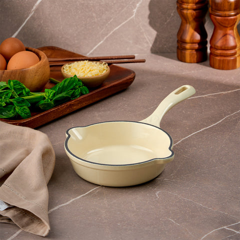Sartén Sable Victoria de 14 cm junto a huevos, espinacas y queso rallado