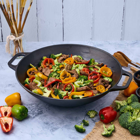 Wok Victoria con carne, brócoli y pimientos de colores, vista inclinada