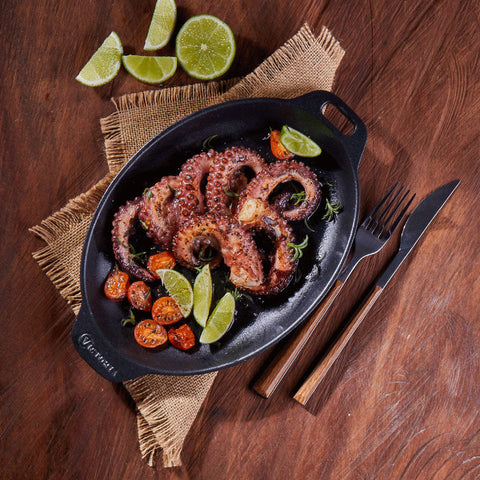 Bandeja ovalada Victoria con pulpo, jitomates cherry y gajos de limón