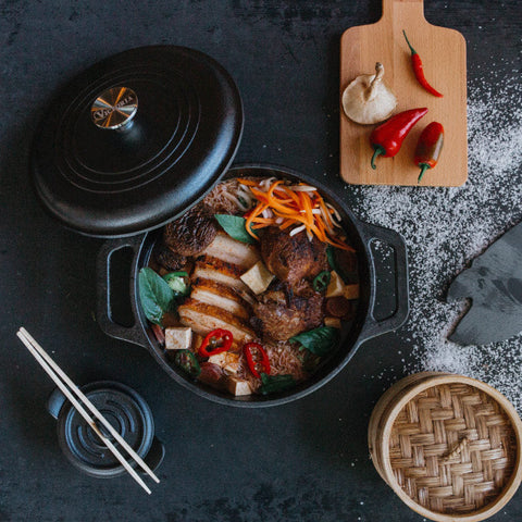 Olla de 3.8 L Victoria con carne, verduras y tapa al costado