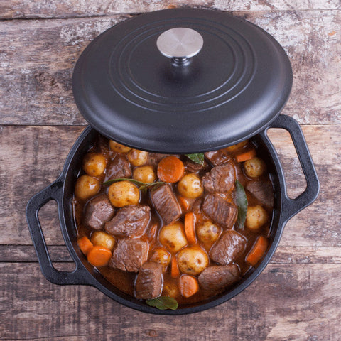 Olla de 3.8 L Victoria con estofado de carne, papas y zanahorias