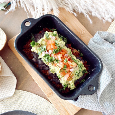 Molde para lasaña Victoria con frijoles, guacamole y pico de gallo