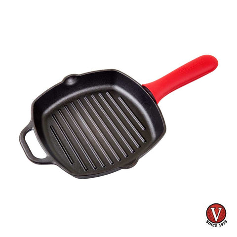 Protector de silicona rojo Victoria colocado en mango de sartén grill cuadrado