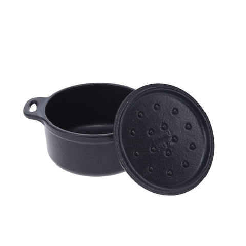 Mini olla cocotte Victoria abierta junto a tapa mostrando relieves interiores