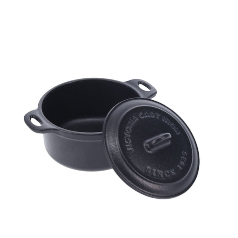 Mini olla cocotte Victoria vacía con tapa apoyada al frente y asa visible