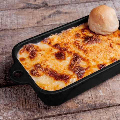 Molde para lasaña Victoria con queso gratinado y un panecillo